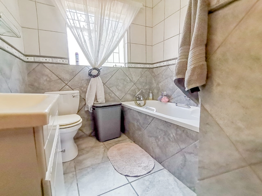 7 Bedroom Property for Sale in Parklands Western Cape